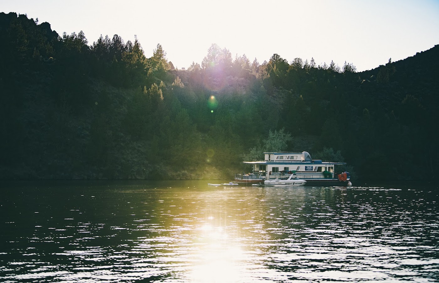 Pontoon Lake Billy Chinook from Cove Palisades Marina
