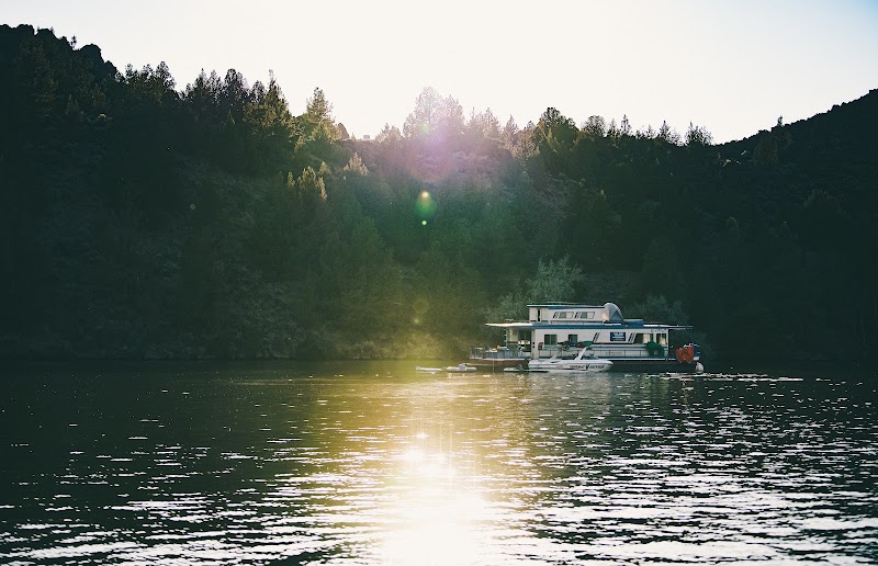 Pontoon Lake Billy Chinook from Cove Palisades Marina